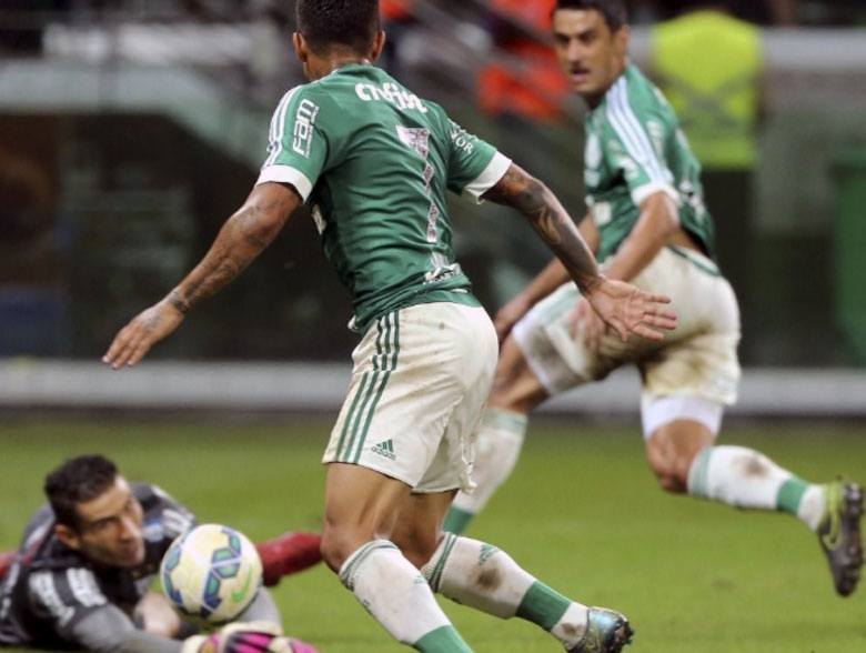 Dudu se prepara para marcar o segundo gol contra o Santos, na final da Copa do Brasil de 2015