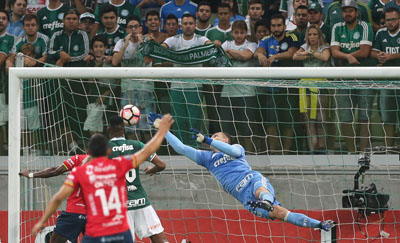 O goleiro Fernando Prass, da SE Palmeiras, em jogo contra a equipe do C Jorge Wilstermann, durante partida válida pela primeira fase, da Copa Libertadores, na Arena Allianz Parque.