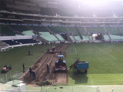 Máquinas retiram o gramado do Allianz Parque (25/3/17)