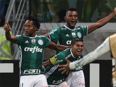 Zé Roberto, Dudu e Borja comemoram gol do Palmeiras