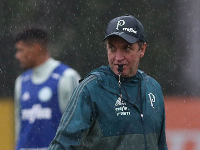 Cuca comanda treino na chuva na Academia de Futebol