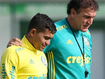 Jogador de futebol lesiona-se ao despejar o lixo de casa