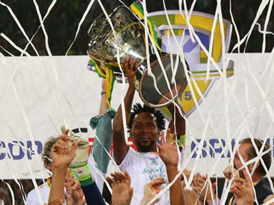Zé Roberto ergue o troféu da Copa do Brasil