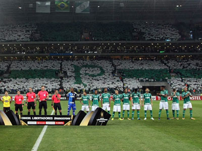 Jogador de futebol lesiona-se ao despejar o lixo de casa