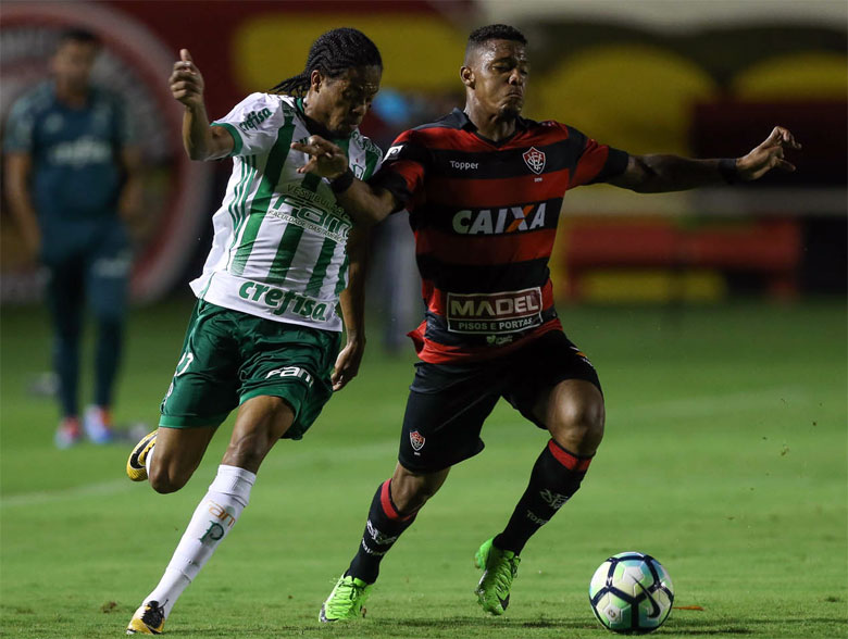 Pênalti bizarro é validado após bola bater no travessão e na cabeça do  goleiro