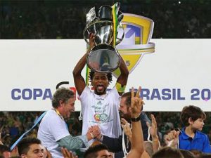 Zé Roberto levanta o troféu da Copa do Brasil 2015