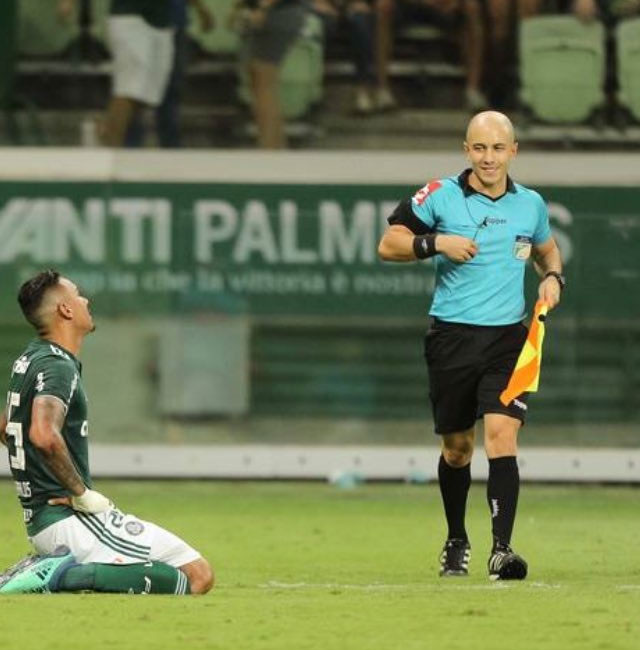 Bandeirinha Felipe Alan Costa de Oliveira ri de Antônio Carlos após anular seu gol legítimo