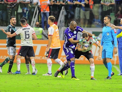 Jailson e Bruno Henrique durante confusão em jogo contra o Flamengo