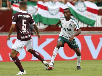 Wesley balança as redes pela primeira vez como profissional do Corinthians