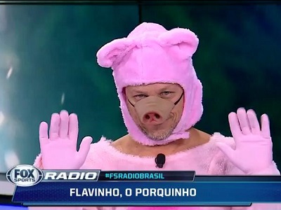 Flavio Gomes se fantasia de porquinho