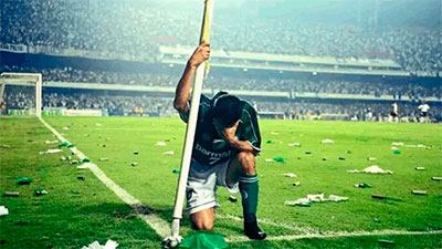 Euller comemora seu gol contra o Corinthians na Libertadores de 1999