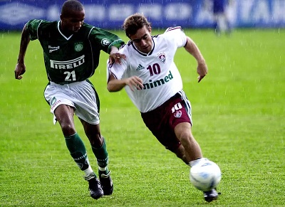 Paulo Assunção contra o Fluminense