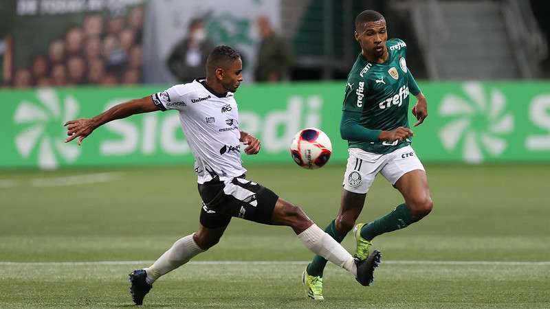 Wesley, do Palmeiras, disputa a bola em partida contra a Inter de Limeira no Allianz Parque