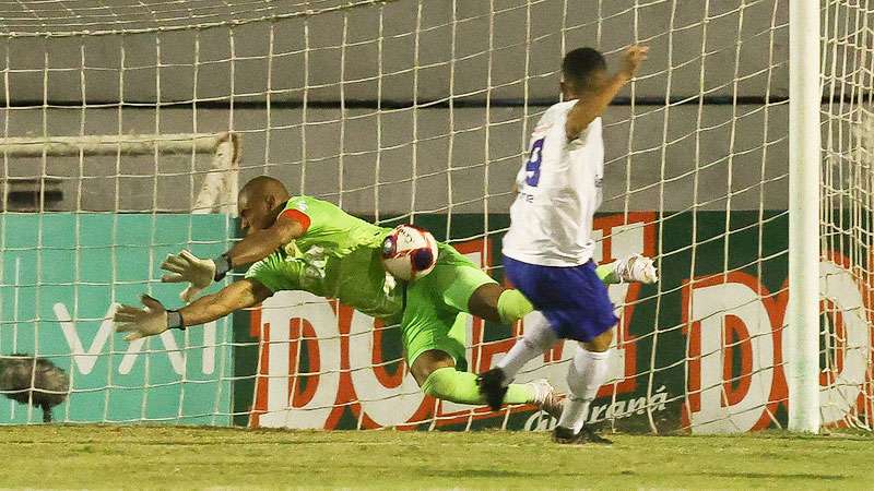 Jailson faz defesa contra o Santo André