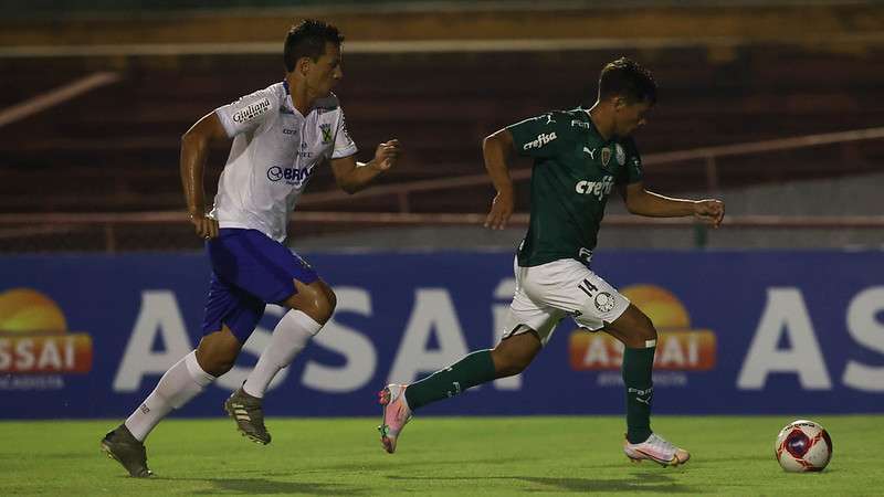 Gustavo Scarpa arranca para marcar o gol da vitória do Palmeiras contra o Santo André 