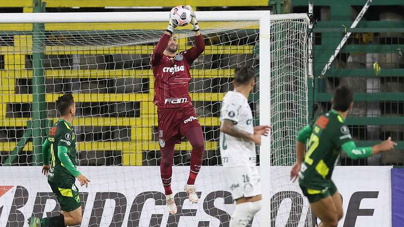 Weverton, do Palmeiras, faz mais uma defesa em partia contra o Defensa Y Lusticia