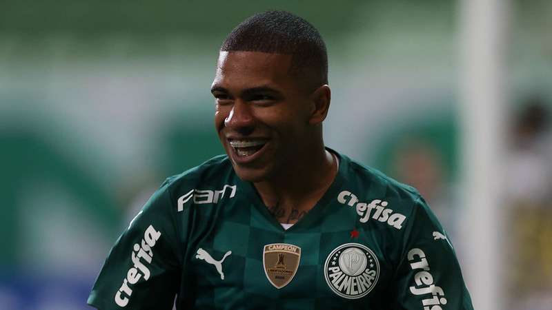 Lucas Esteves comemora seu gol, o terceiro do Palmeiras, sobre o Santos