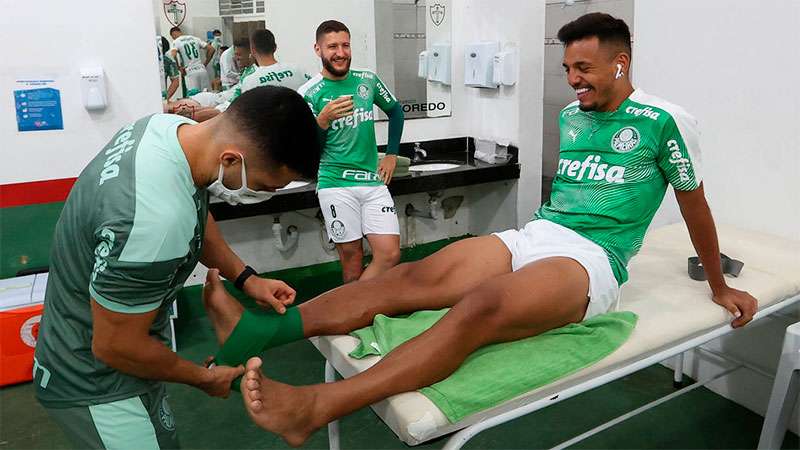 Gabriel Menino se prepara para mais uma partida nos vestiários do Palmeiras