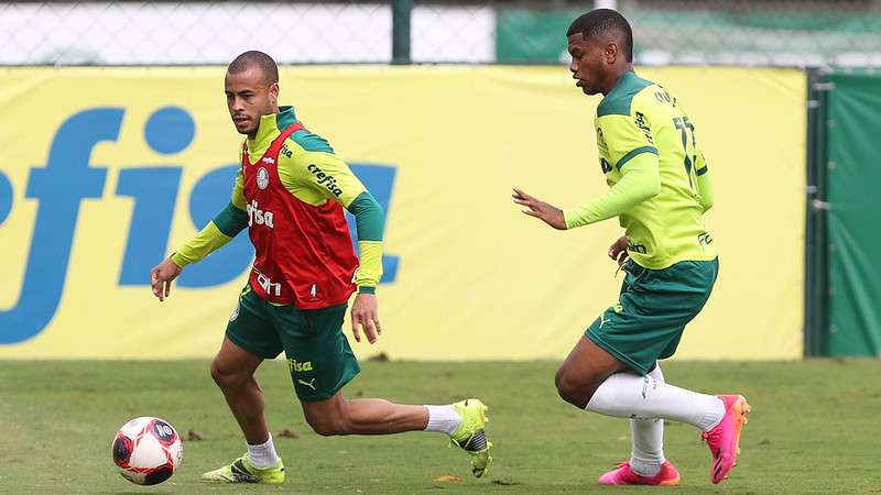 O lateral Mayke e o atacante Newton em treino na Academia de Futebol do Palmeiras