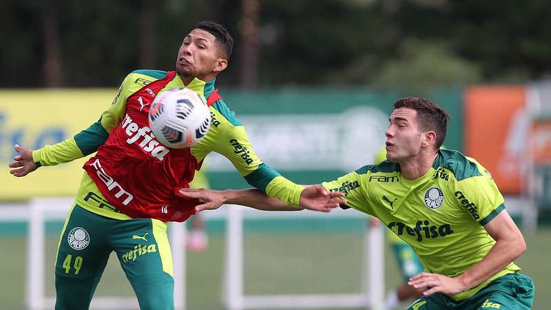 Rony e Fabinho participam de treino na Academia de Futebol do Palmeiras