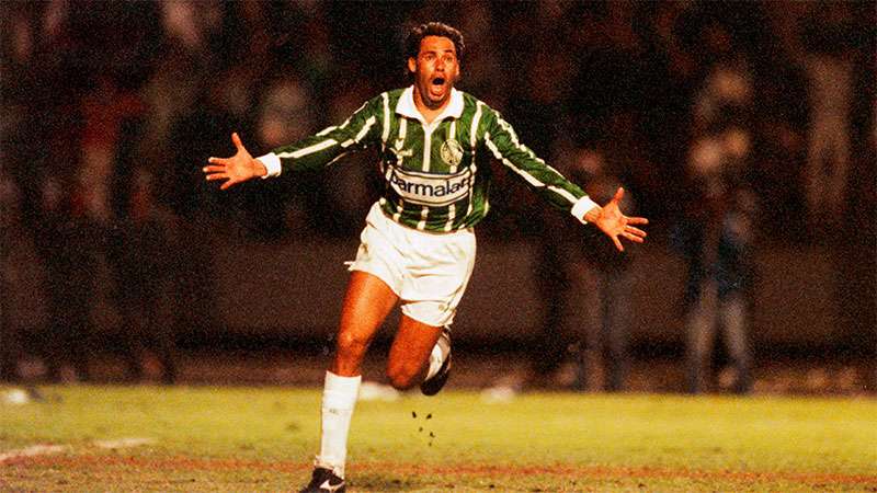 Em 12 de junho de 1993, Evair comemora o gol do título paulista do Palmeiras sobre o SCCP.