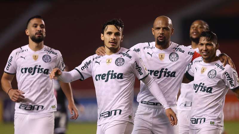 Bastidores mostram jogadores do Palmeiras celebrando a vitória sobre o Independiente Del Valle em Quito, pela Libertadores