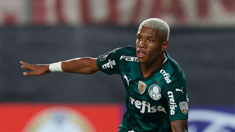 Danilo, do Palmeiras, comemora mais um gol