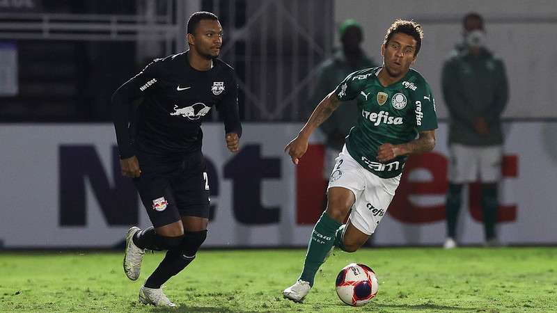 Marcos Rocha em ação pelo Palmeiras contra o Bragantino
