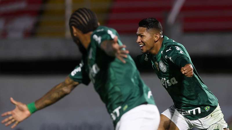 Rony e Luiz Adriano comemoram o gol contra o Bragantino