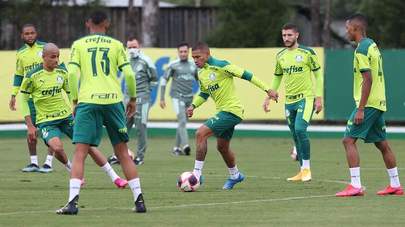 Jogadores do Palmeiras realizam treino na Academia de Futebol