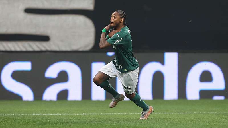 Luiz Adriano, do Palmeiras, comemora gol no Itaquerão