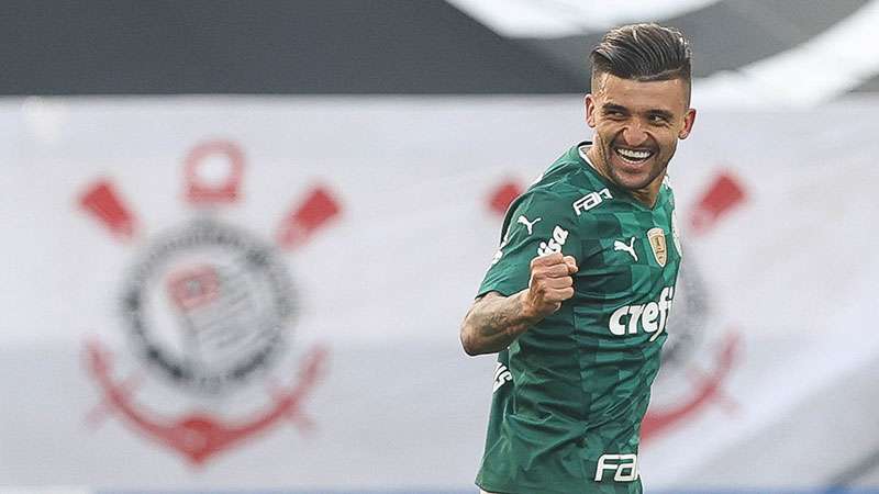 Victor Luis, do Palmeiras, comemora seu gol no Itaquerão