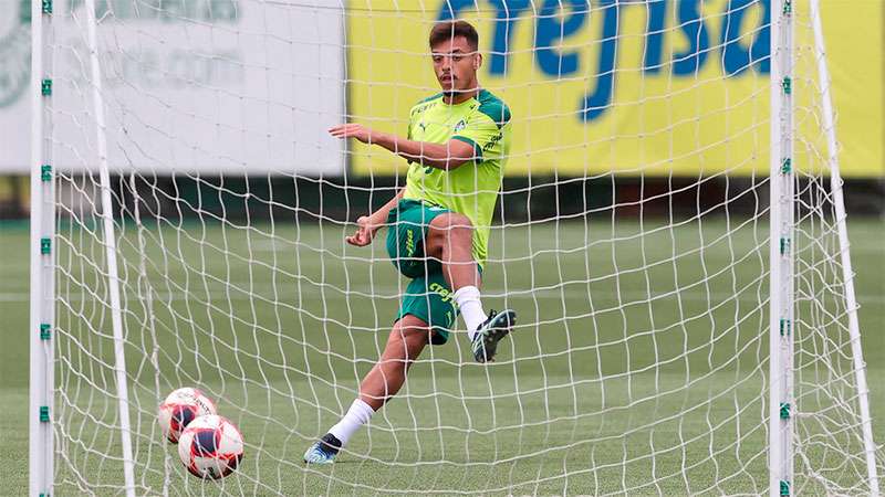 Gabriel Menino em treino na Academia de Futebol do Palmeiras