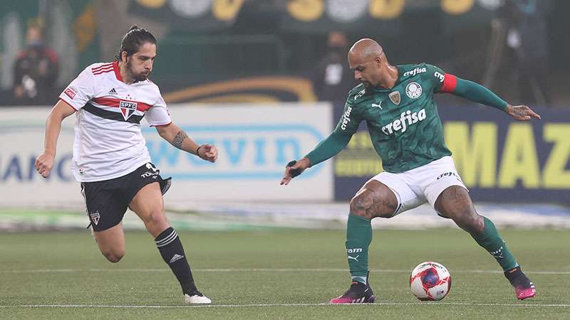 Felipe Melo, do Palmeiras, em duelo com Martín Benítez, do São Paulo.