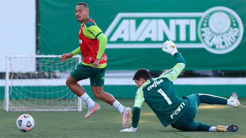 O atacante Rafael Elias em treino na Academia de Futebol do Palmeiras