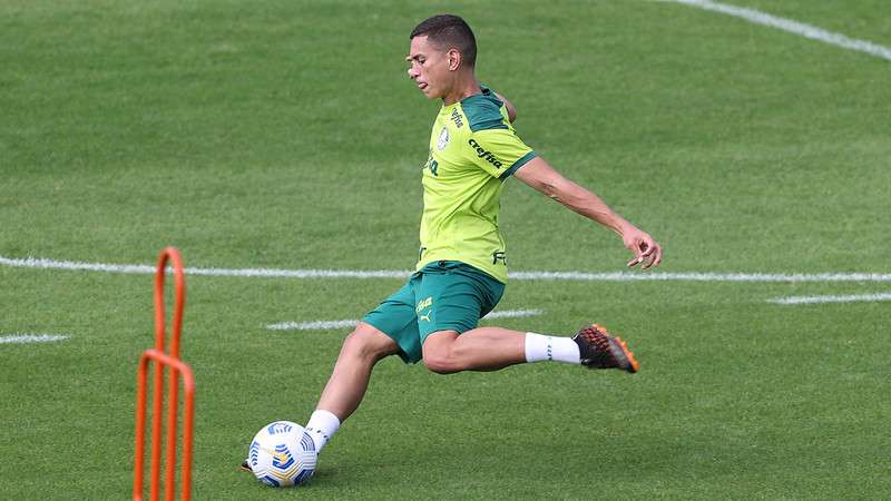 Renan participa de treino na Academia de Futebol do Palmeiras