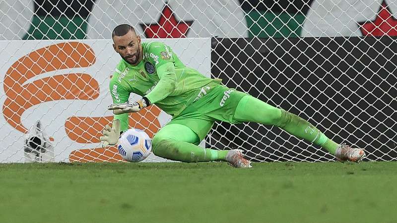 Weverton, do Palmeiras, faz defesa em partida contra o Flamengo, no Maracanã.