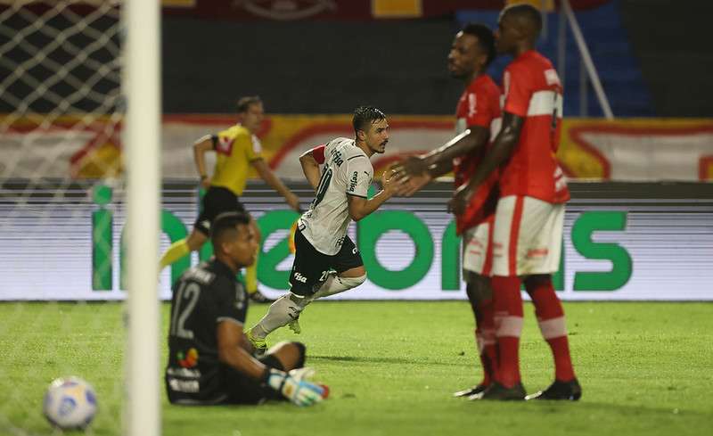 William Bigode marca no jogo contra o CRB em Maceió (Foto: Cesar Greco)