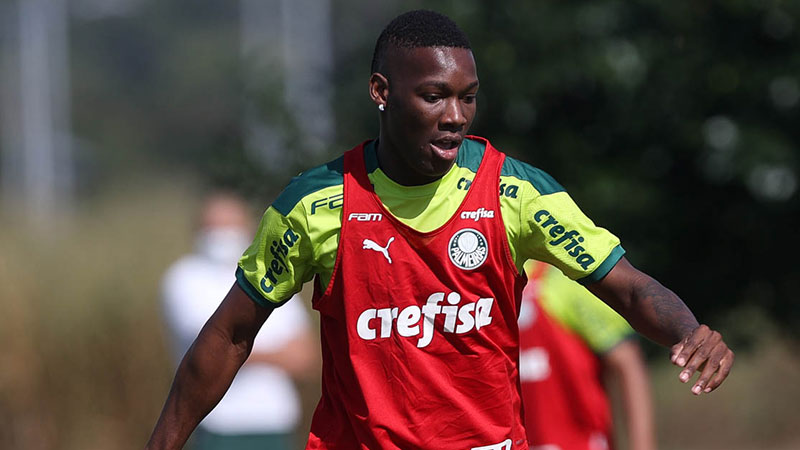 Patrick de Paula em treino do Palmeiras, no Paraguai