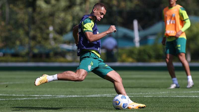 Breno Lopes, do Palmeiras, em treino na Academia de Futebol