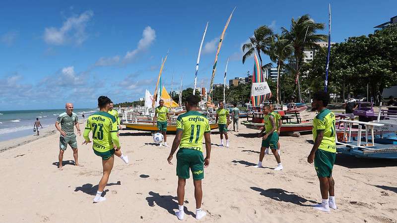 Elenco do Palmeiras treina na praia em Maceió, após o confronto contra o CRB pela Copa do Brasil