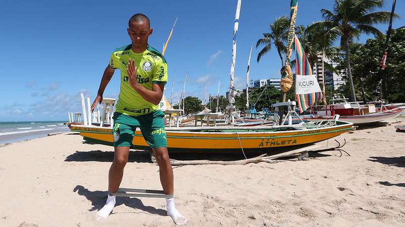 Elenco do Palmeiras treina na praia em Maceió, após o confronto contra o CRB pela Copa do Brasil