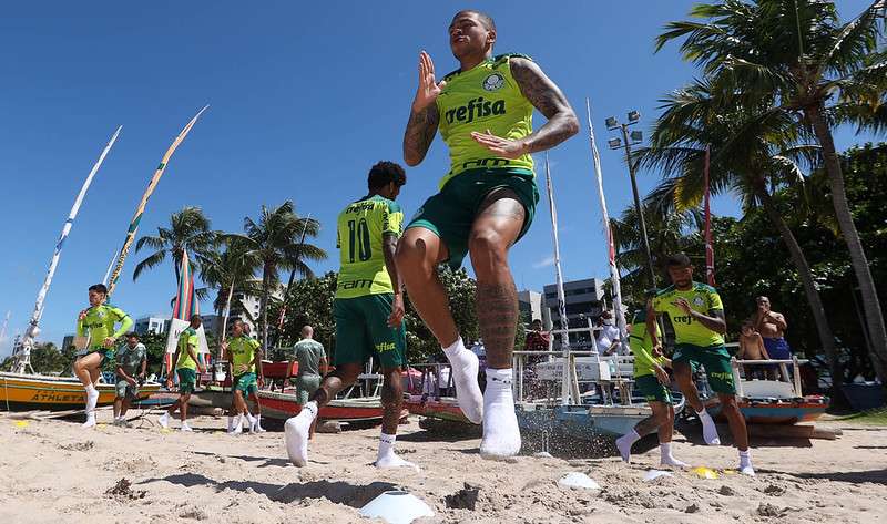 Elenco do Palmeiras treina na praia em Maceió, após o confronto contra o CRB pela Copa do Brasil