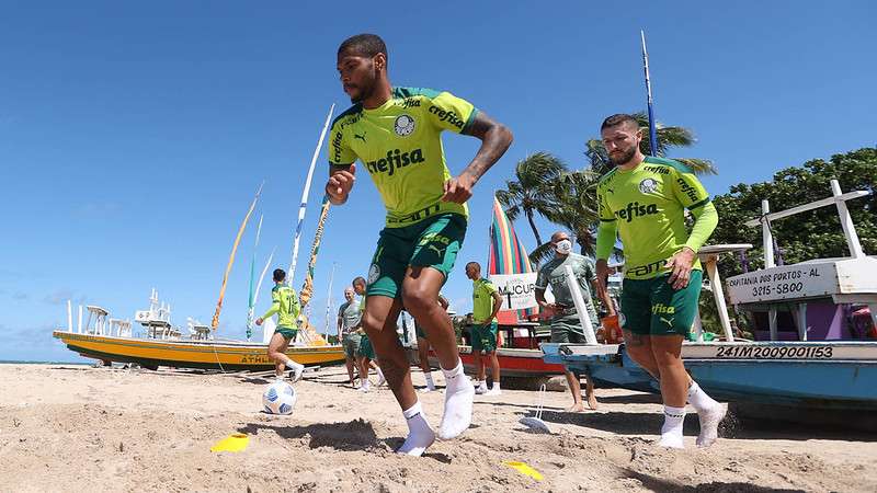 Elenco do Palmeiras treina na praia em Maceió, após o confronto contra o CRB pela Copa do Brasil