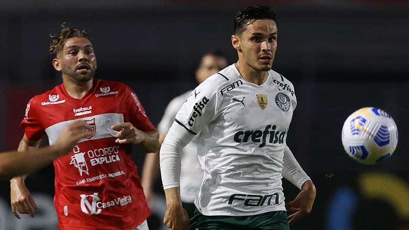 Raphael Veiga em partida do Palmeiras contra o CRB, em Maceió