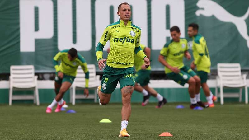 Breno Lopes treina na Academia de Futebol do Palmeiras