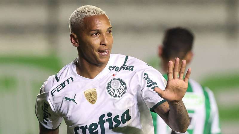 Deyverson, do Palmeiras, comemora seu gol contra o Juventude em Caxias do Sul