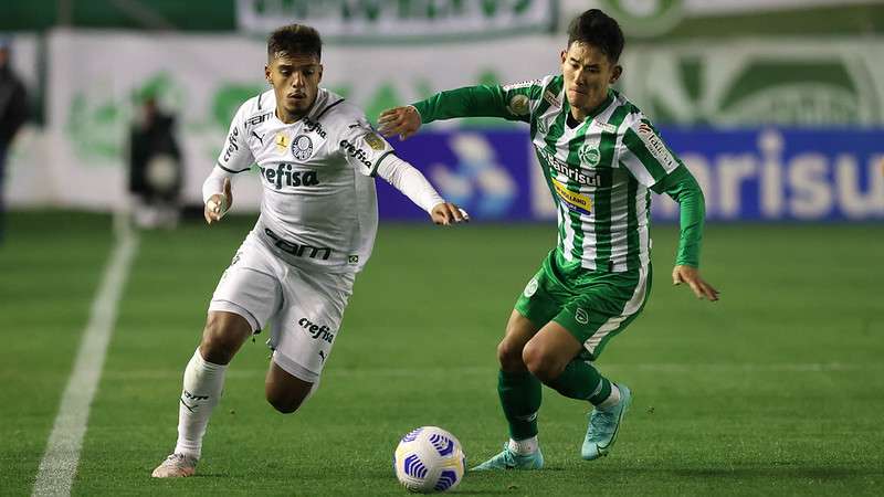 Gabriel Menino, do Palmeiras, em partida contra o Juventude, pelo Campeonato Brasileiro