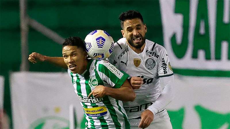 Luan disputa a bola em jogo do Palmeiras contra o Juventude