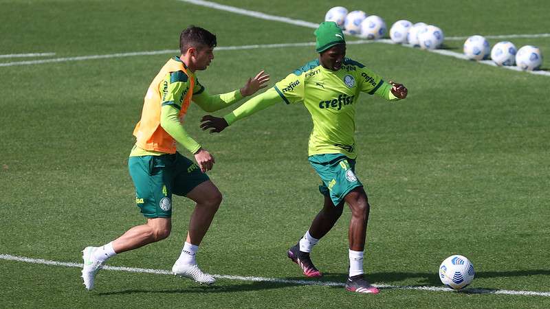 Kuscevic e Patrick de Paula em treino do Palmeiras na Academia de Futebol